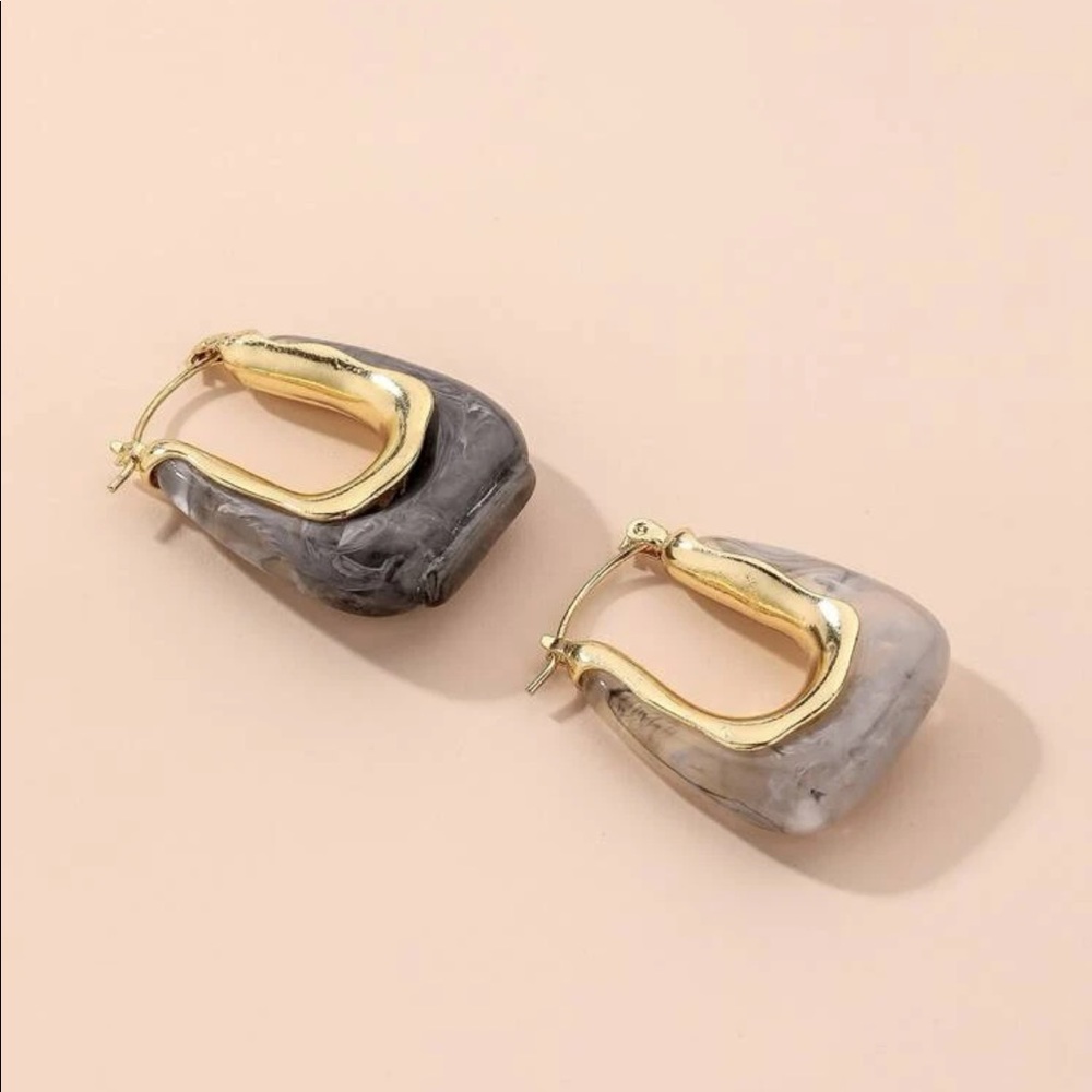 U-Shaped Hoop Earrings (gray) - Picture 3 of 8